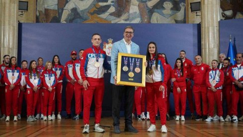 PREDSEDNIČE VUČIĆU, HVALA TI! Vlada Republike Srbije nagradila bokserske šampione i njihove trenere za uspehe na Evropskom prvenstvu PREDSEDNIČE VUČIĆU, HVALA TI! Vlada Republike Srbije nagradila bokserske šampione i njihove trenere za uspehe na Evropskom prvenstvu