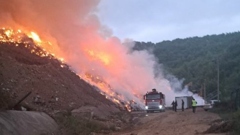 ПОНОВО ГОРИ ДЕПОНИЈА: Хеликоптер гаси Дубоко