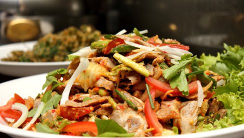 SALATA OD GRILOVANE SVINJETINE: Iskoristite sezonsko povrće za salatu na tajlandski način SALATA OD GRILOVANE SVINJETINE: Iskoristite sezonsko povrće za salatu na tajlandski način
