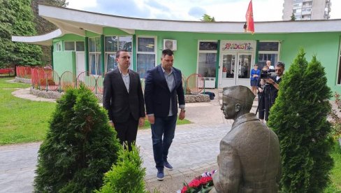DAN POBEDE NAD FAŠIZMOM: Kovačević sa saradnicima položio venac na spomenik Draganu Kovačeviću DAN POBEDE NAD FAŠIZMOM: Kovačević sa saradnicima položio venac na spomenik Draganu Kovačeviću