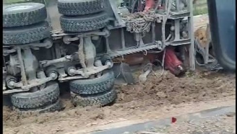 TEŽAK LANČANI SUDAR KOD POŽAREVCA: Kamion prevrnut pored puta - učestvovala i dva automobila (VIDEO) TEŽAK LANČANI SUDAR KOD POŽAREVCA: Kamion prevrnut pored puta - učestvovala i dva automobila (VIDEO)