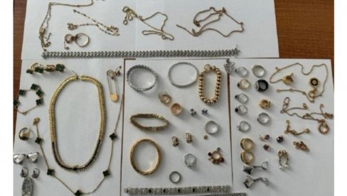 ZABORAVILI DA PRIJAVE SATOVE I ZLATO VREDNOSTI 375 HILJADA EVRA: Velika zaplena dragocenosti na Horgošu ZABORAVILI DA PRIJAVE SATOVE I ZLATO VREDNOSTI 375 HILJADA EVRA: Velika zaplena dragocenosti na Horgošu