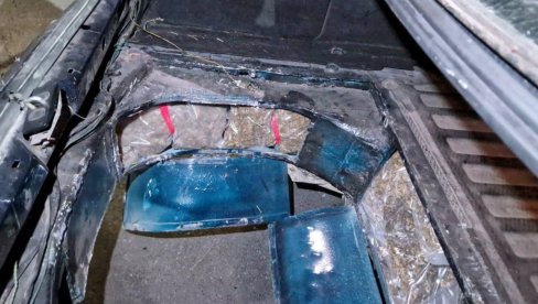ZAPLENJENO VIŠE OD 25 KILOGRAMA MARIHUANE: Novosadska policija uhapsila Kraljevčanina osumnjičenog za trgovinu drogom ZAPLENJENO VIŠE OD 25 KILOGRAMA MARIHUANE: Novosadska policija uhapsila Kraljevčanina osumnjičenog za trgovinu drogom
