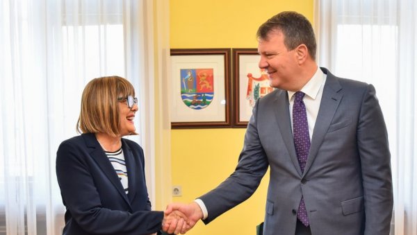 МАЈА ГОЈКОВИЋ ПРЕУЗЕЛА ДУЖНОСТ: Примопредаја у Покрајинској влади МАЈА ГОЈКОВИЋ ПРЕУЗЕЛА ДУЖНОСТ: Примопредаја у Покрајинској влади