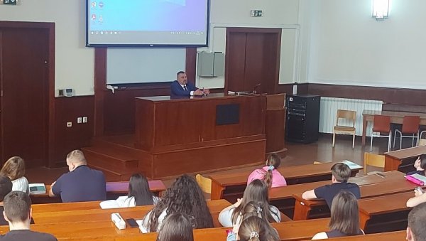 ТАМО ГДЕ ПРЕСТАЈЕ ЛОГИКА ПОЧИЊЕ БОСНА: Бивши председник Уставног суда БиХ Златко Кнежевић одржао предавање на Правном факултету у Београду ТАМО ГДЕ ПРЕСТАЈЕ ЛОГИКА ПОЧИЊЕ БОСНА: Бивши председник Уставног суда БиХ Златко Кнежевић одржао предавање на Правном факултету у Београду