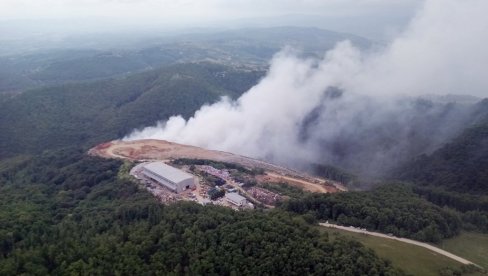 СТАЊЕ НА ДЕПОНИЈИ „ДУБОКО“ ЗА НИЈАНСУ БОЉЕ: Акција гашења паљевине се наставља