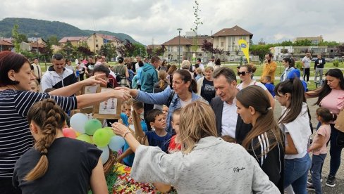 KRATIVNI MALIŠANI: Potraga za vaskršnjim jajima u porti hrana Svete Petke Paraskeve KRATIVNI MALIŠANI: Potraga za vaskršnjim jajima u porti hrana Svete Petke Paraskeve