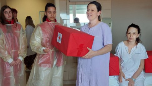 DARUJU OD SRCA: Pokloni za majke i bebe u bijeljinskoj bolnici DARUJU OD SRCA: Pokloni za majke i bebe u bijeljinskoj bolnici