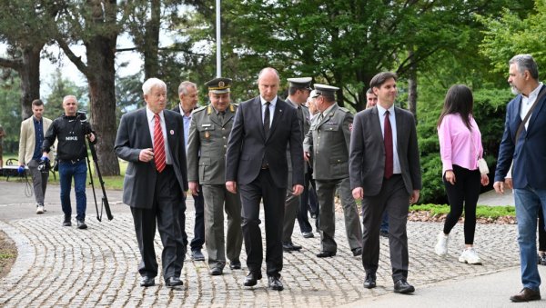 ХВАЛА ХРАБРИМ ПРЕЦИМА: Нови Сад обележио Дан победе над фашизмом (ФОТО) ХВАЛА ХРАБРИМ ПРЕЦИМА: Нови Сад обележио Дан победе над фашизмом (ФОТО)