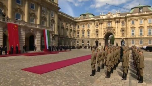 СВЕЧАНИ ДЕФИЛЕ И ВОЈНЕ ПОЧАСТИ ЗА СИЈА: Погледајте како је изгледао дочек кинеског председника у Мађарској (ВИДЕО)