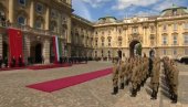 SVEČANI DEFILE I VOJNE POČASTI ZA SIJA: Pogledajte kako je izgledao doček kineskog predsednika u Mađarskoj (VIDEO)