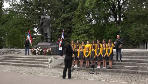 VENCI NA SPOMENIK BRANKU KRSMANOVIĆU: U Paraćinu obeležen Dan pobede