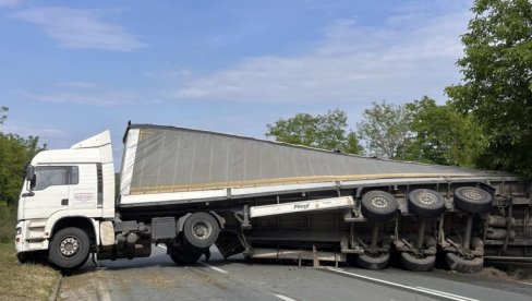 KAMION SE PREPREČIO NA PUTU KOD MLADENOVCA: Saobraćaj obustavljen, ljudi se okreću i vraćaju nazad, velike gužve (FOTO)