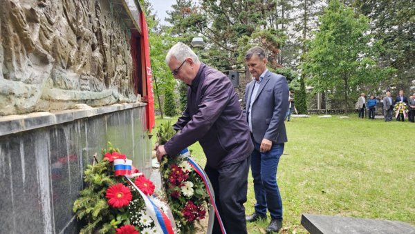 ДАН ПОБЕДЕ: Почаст борцима у Доњој Трнови код Угљевика ДАН ПОБЕДЕ: Почаст борцима у Доњој Трнови код Угљевика