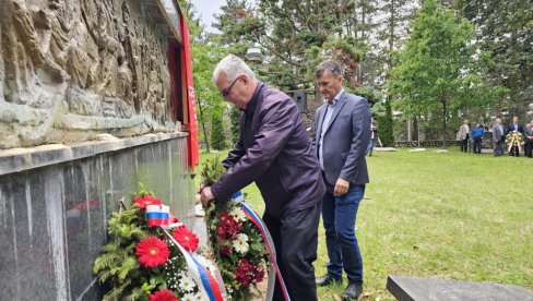 DAN POBEDE: Počast borcima u Donjoj Trnovi kod Ugljevika DAN POBEDE: Počast borcima u Donjoj Trnovi kod Ugljevika