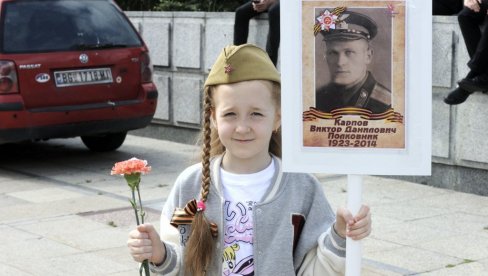 U MARŠU ZA POGINULE DEDUŠKE: Ovako je izgledala centralna državna ceremonija u Beogradu na Groblju oslobodilaca