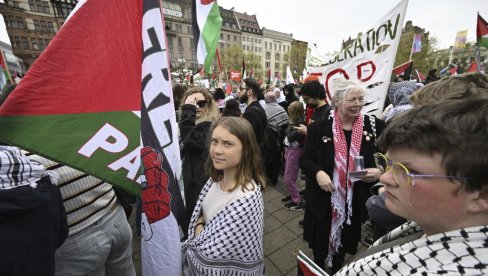 POGLEDAJTE – HAPŠENJE GRETE TUNBERG: Protestovala ispred mesta održavanja Evrovizije zbog Izraela (VIDEO) POGLEDAJTE – HAPŠENJE GRETE TUNBERG: Protestovala ispred mesta održavanja Evrovizije zbog Izraela (VIDEO)