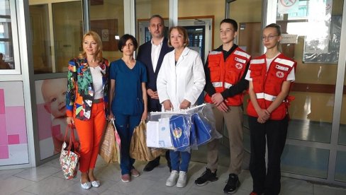 ISTI ROĐENDAN KAO DINAN SLAVIĆE TRI DEČAKA I JEDNA DEVOJČICA: Crveni krst Subotica darovao bebe rođene na Svetski dan Crvenog krsta ISTI ROĐENDAN KAO DINAN SLAVIĆE TRI DEČAKA I JEDNA DEVOJČICA: Crveni krst Subotica darovao bebe rođene na Svetski dan Crvenog krsta