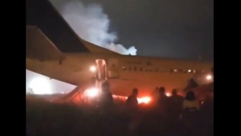 POJAVIO SE JEZIV SNIMAK: Avion gori dok putinici u panici beže da spasu živu glavu (VIDEO) POJAVIO SE JEZIV SNIMAK: Avion gori dok putinici u panici beže da spasu živu glavu (VIDEO)
