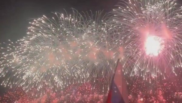ВЕЛИЧАНСТВЕН ПРИЗОР ИЗНАД МОСКВЕ: Спектакуларан ватромет у част Дана победе (ВИДЕО) ВЕЛИЧАНСТВЕН ПРИЗОР ИЗНАД МОСКВЕ: Спектакуларан ватромет у част Дана победе (ВИДЕО)