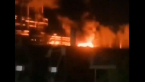 УКРАЈИНА ИЗВЕЛА НАПАД У РУСКОЈ ОБЛАСТИ: Дрон погодио рафинерију нафте, пожар брзо угашен (ВИДЕО) УКРАЈИНА ИЗВЕЛА НАПАД У РУСКОЈ ОБЛАСТИ: Дрон погодио рафинерију нафте, пожар брзо угашен (ВИДЕО)