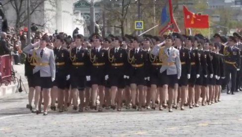RUSKE KADETKINJE NA PARADI: Pogledajte kako je jedna izgubila cipelu (VIDEO) RUSKE KADETKINJE NA PARADI: Pogledajte kako je jedna izgubila cipelu (VIDEO)