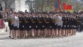 RUSKE KADETKINJE NA PARADI: Pogledajte kako je jedna izgubila cipelu (VIDEO) RUSKE KADETKINJE NA PARADI: Pogledajte kako je jedna izgubila cipelu (VIDEO)