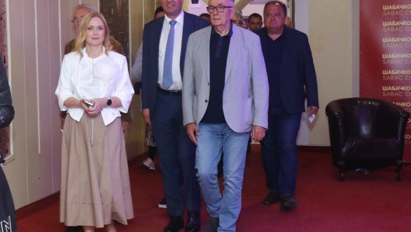 ЛАРИ НА ШАБАЧКИ НАЧИН: Чувени комад Душана Ковачевића, уз овације, премијерно изведен у родном граду писца ЛАРИ НА ШАБАЧКИ НАЧИН: Чувени комад Душана Ковачевића, уз овације, премијерно изведен у родном граду писца