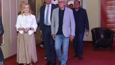 LARI NA ŠABAČKI NAČIN: Čuveni komad Dušana Kovačevića, uz ovacije, premijerno izveden u rodnom gradu pisca LARI NA ŠABAČKI NAČIN: Čuveni komad Dušana Kovačevića, uz ovacije, premijerno izveden u rodnom gradu pisca