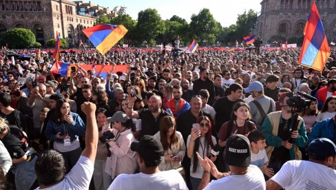 HAOS U JERMENIJI: Na protestima u Jerevanu traži se ostavka premijera Pašinjana (FOTO)