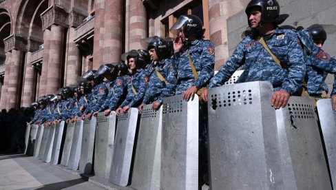 OTEO PUŠKU, PA RANIO POLICAJCE Užas u Jermeniji: Strani državljanin izazvao haos u policijskoj stanici OTEO PUŠKU, PA RANIO POLICAJCE Užas u Jermeniji: Strani državljanin izazvao haos u policijskoj stanici
