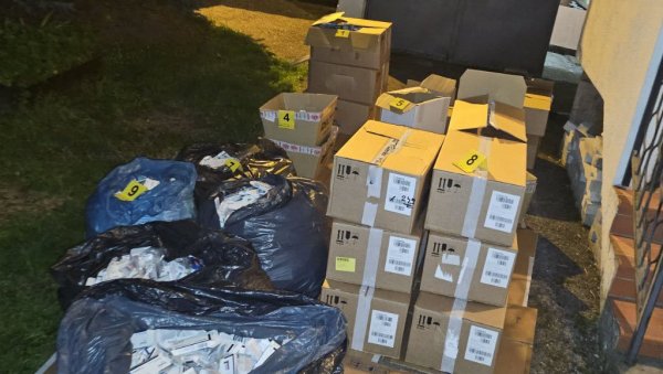 УХАПШЕН ВРЕМЕШНИ ДИЛЕР У БЕОГРАДУ: У стану нађене 263.653 таблете (ФОТО) УХАПШЕН ВРЕМЕШНИ ДИЛЕР У БЕОГРАДУ: У стану нађене 263.653 таблете (ФОТО)
