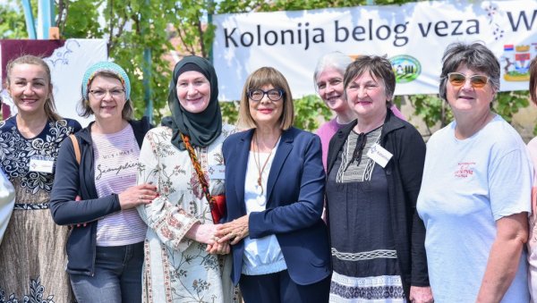 ПРЕДСЕДНИЦА ПОКРАЈИНСКЕ ВЛАДЕ ПОСЕТИЛА ШИД Колонија веза за оснаживање жена ПРЕДСЕДНИЦА ПОКРАЈИНСКЕ ВЛАДЕ ПОСЕТИЛА ШИД Колонија веза за оснаживање жена