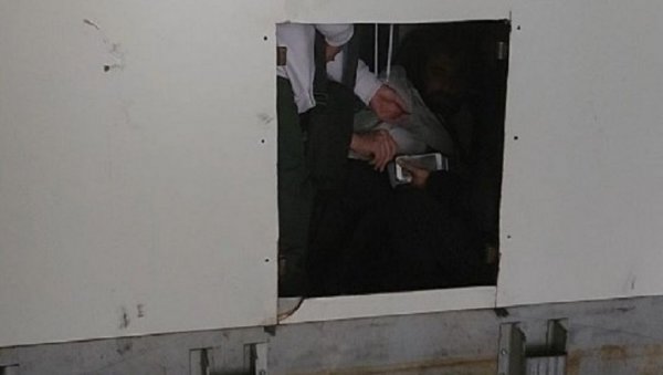 СПРЕЧЕНО КРИЈУМЧАРЕЊЕ ТУРСКИХ ДРЖАВЉАНА: У бункеру камиона крио 23 миграната, ухваћени на Ватину СПРЕЧЕНО КРИЈУМЧАРЕЊЕ ТУРСКИХ ДРЖАВЉАНА: У бункеру камиона крио 23 миграната, ухваћени на Ватину