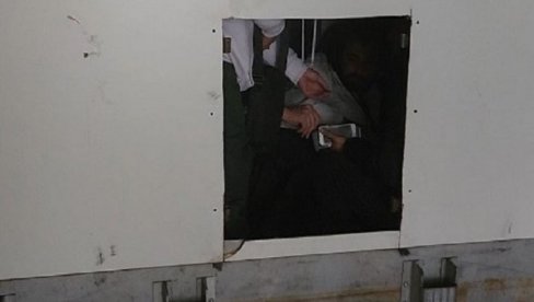 SPREČENO KRIJUMČARENJE TURSKIH DRŽAVLJANA: U bunkeru kamiona krio 23 migranata, uhvaćeni na Vatinu SPREČENO KRIJUMČARENJE TURSKIH DRŽAVLJANA: U bunkeru kamiona krio 23 migranata, uhvaćeni na Vatinu
