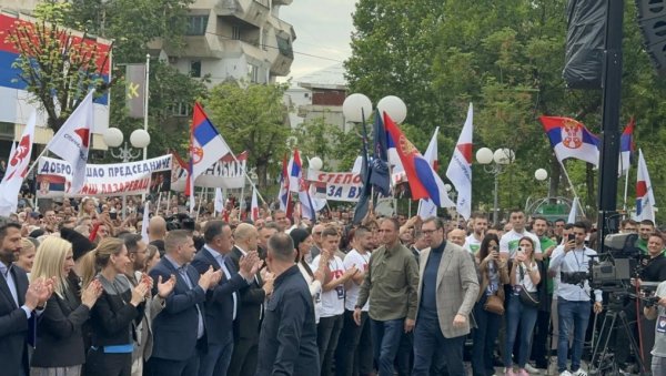 ВУЧИЋ СТИГАО НА СКУП: Велики аплауз у Лазаревцу председнику Србије (ВИДЕО)