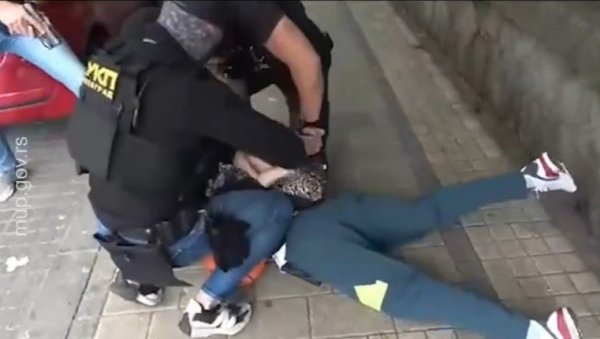 ПОГЛЕДАЈТЕ СНИМАК МУЊЕВИТЕ АКИЈЕ ПОЛИЦИЈЕ: Велико хапшење крими-групе на Врачару (ВИДЕО) ПОГЛЕДАЈТЕ СНИМАК МУЊЕВИТЕ АКИЈЕ ПОЛИЦИЈЕ: Велико хапшење крими-групе на Врачару (ВИДЕО)