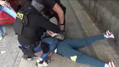 POGLEDAJTE SNIMAK MUNJEVITE AKIJE POLICIJE: Veliko hapšenje krimi-grupe na Vračaru (VIDEO) POGLEDAJTE SNIMAK MUNJEVITE AKIJE POLICIJE: Veliko hapšenje krimi-grupe na Vračaru (VIDEO)