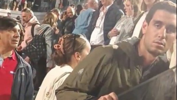 САД ЈЕ ПОЗНАТО: Ово је момак који је погодио Ђоковића флашицом у главу (ФОТО/ВИДЕО) САД ЈЕ ПОЗНАТО: Ово је момак који је погодио Ђоковића флашицом у главу (ФОТО/ВИДЕО)