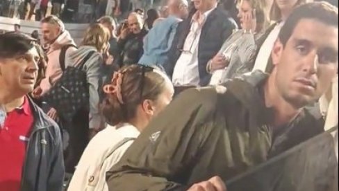 САД ЈЕ ПОЗНАТО: Ово је момак који је погодио Ђоковића флашицом у главу (ФОТО/ВИДЕО) САД ЈЕ ПОЗНАТО: Ово је момак који је погодио Ђоковића флашицом у главу (ФОТО/ВИДЕО)