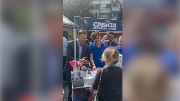 НАША ОБАВЕЗА ЈЕ ДА ВАМА БУДЕМО НА УСЛУЗИ: Министар Мали са грађанима и активистима СНС на Звездари (ВИДЕО) НАША ОБАВЕЗА ЈЕ ДА ВАМА БУДЕМО НА УСЛУЗИ: Министар Мали са грађанима и активистима СНС на Звездари (ВИДЕО)