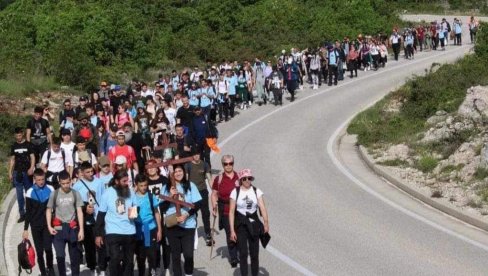 HILJADE VERNIKA SE SLILO KA OSTROŠKOJ SVETINJI: Ozarenih lica, staro i mlado, pristupaju ćivotu uzimajući blagoslov od iscelitelja (FOTO/VIDEO)