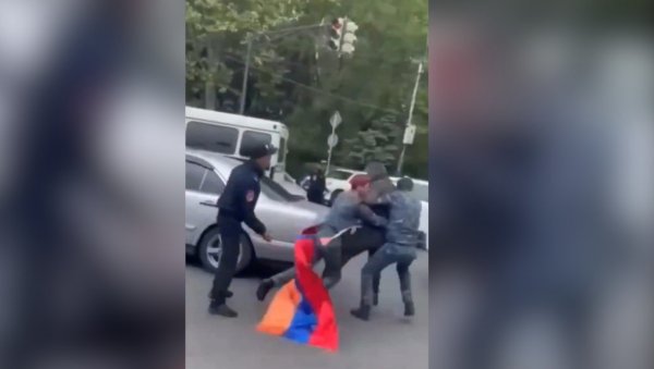 МАСОВНО ХАПШЕЊЕ У ЈЕРМЕНИЈИ: Спремали се за посету Пашињана након чега је настао хаос (ВИДЕО) МАСОВНО ХАПШЕЊЕ У ЈЕРМЕНИЈИ: Спремали се за посету Пашињана након чега је настао хаос (ВИДЕО)