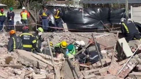 PET DANA ISPOD RUŠEVINA: Snimak spašavanja čoveka ispod ruševina zgrade u Južnoj Africi (VIDEO) PET DANA ISPOD RUŠEVINA: Snimak spašavanja čoveka ispod ruševina zgrade u Južnoj Africi (VIDEO)