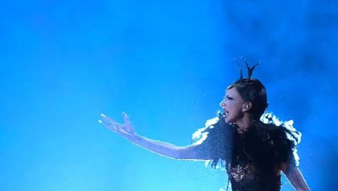 NAJKONTOVERZNIJI NASTUP: Irkinja ponovo sa satanističkim simbolima na sceni zapalila masu NAJKONTOVERZNIJI NASTUP: Irkinja ponovo sa satanističkim simbolima na sceni zapalila masu