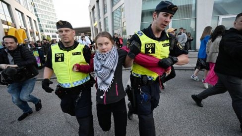 GRETU TUNBERG POLICIJA ODVELA SA PROTESTA ISPRED ARENE U MALMEU: Nekoliko hiljada okupljenih nosi palestinske zastave (FOTO) GRETU TUNBERG POLICIJA ODVELA SA PROTESTA ISPRED ARENE U MALMEU: Nekoliko hiljada okupljenih nosi palestinske zastave (FOTO)