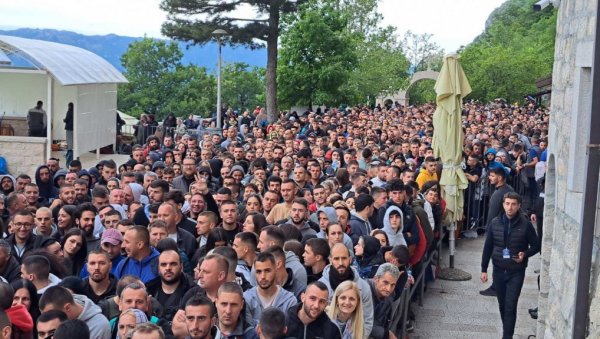 ПРИЗОРИ КОЈИ ГРЕЈУ ДУШУ: Новости у Острогу - Хиљаде верника у манастиру на празник Светог Василија Острошког (ФОТО/ВИДЕО) ПРИЗОРИ КОЈИ ГРЕЈУ ДУШУ: Новости у Острогу - Хиљаде верника у манастиру на празник Светог Василија Острошког (ФОТО/ВИДЕО)