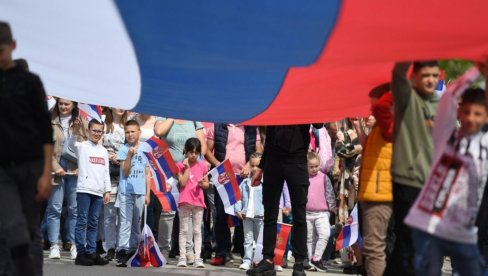 SRPSKA TROBOJKA SE PONOSNO VIJORI U LEPOSAVIĆU: Uprkos zabrani Kurtija - Srbi obeležili hramovnu slavu Svetog Vasilija (FOTO) SRPSKA TROBOJKA SE PONOSNO VIJORI U LEPOSAVIĆU: Uprkos zabrani Kurtija - Srbi obeležili hramovnu slavu Svetog Vasilija (FOTO)