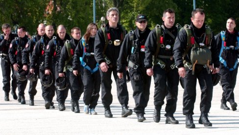 ANUŠKOM PRESKOČILI I HIMALAJE: Pre 20 godina naši padobranci i piloti postavili svetski rekord u grupnom slobodnom padu (FOTO)