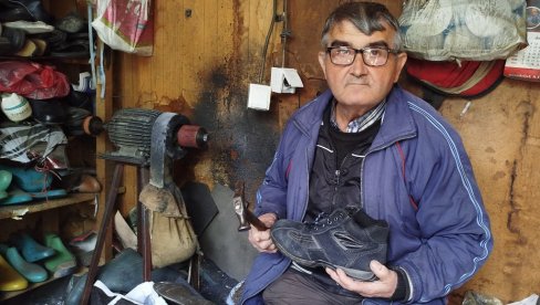 MODA SE UVEK VRAĆA: Milorad Perić, vremešni obućar iz okoline Paraćina, još pamti „zlatna vremena“ za ovaj stari zanat (FOTO) MODA SE UVEK VRAĆA: Milorad Perić, vremešni obućar iz okoline Paraćina, još pamti „zlatna vremena“ za ovaj stari zanat (FOTO)